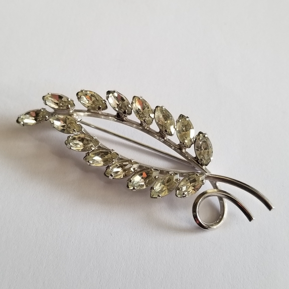 Relisted - Vintage sparkly leaf brooch silver tone clear vine spiral pin nature - Picture 8 of 10